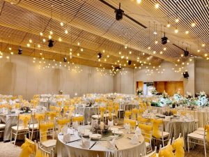 mot_ban_tiec_cuoi_bao_nhieu_nguoi_thi_phu_hop_1